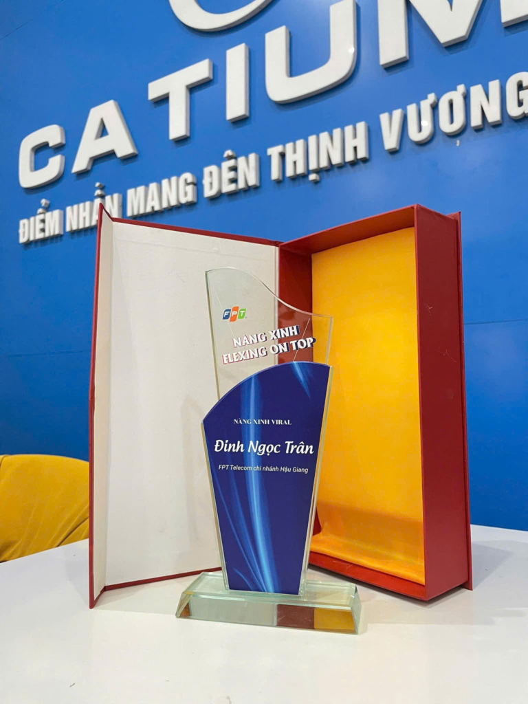 pha lê khen thưởng cuối năm